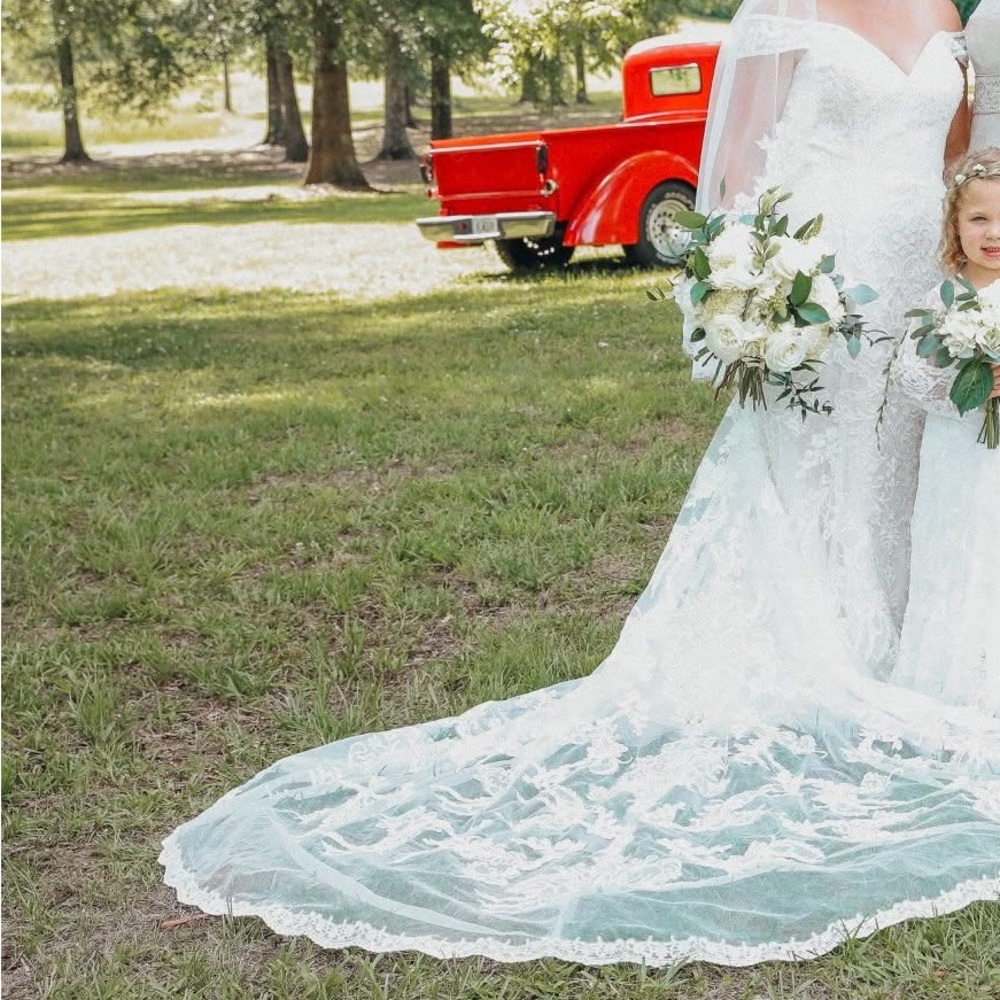Elegant Off-Shoulder Lace Wedding Dress - Picture 5 of 7
